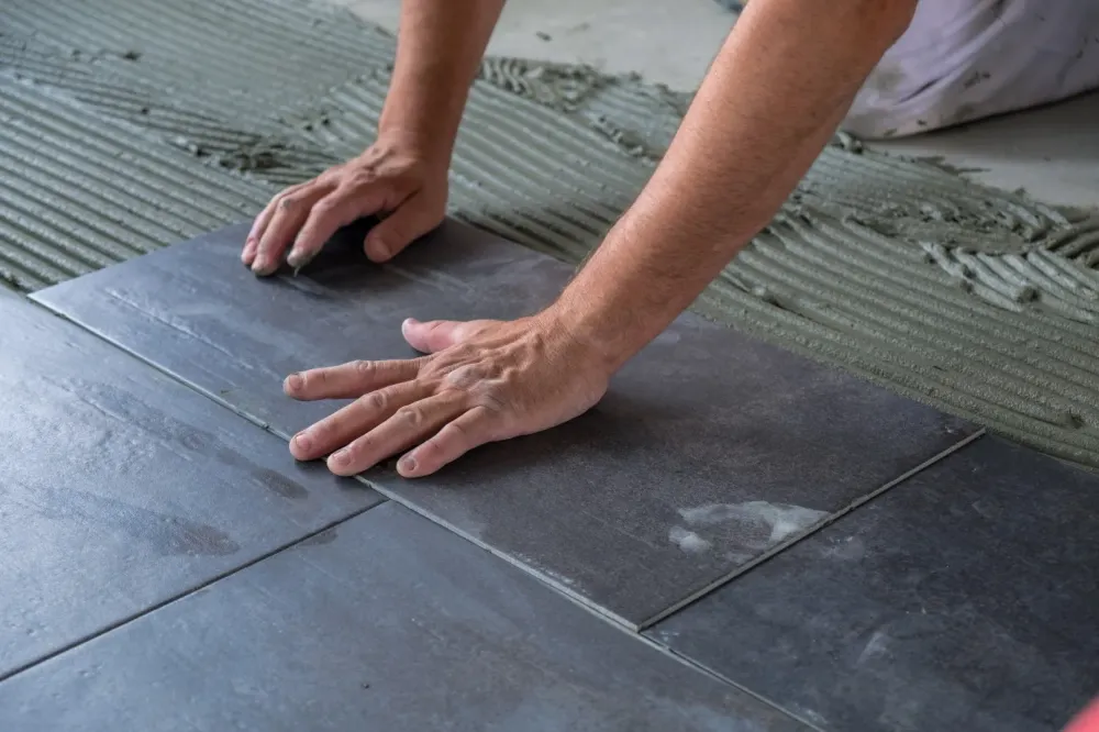 Pose de carrelage sol gris